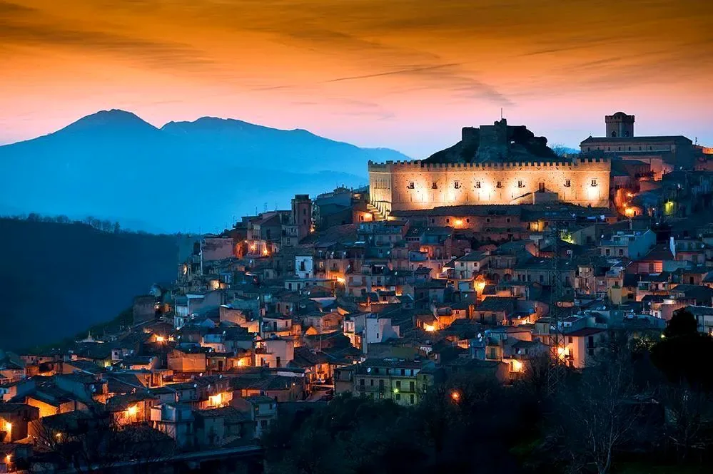 Il borgo la sera con il castello illuminato