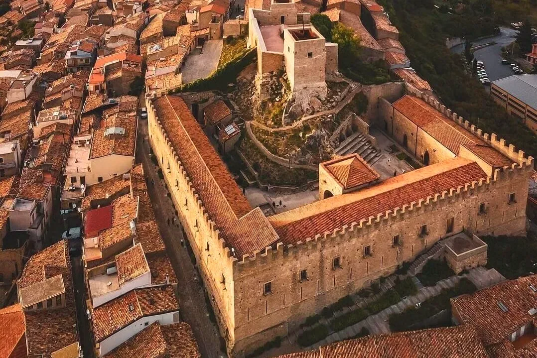 Il castello di Montalbano Elicona visto dall'alto